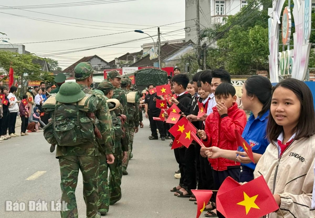 Người dân, học sinh vùng lũ xã Hòa Thịnh lưu luyến chia tay bộ đội.