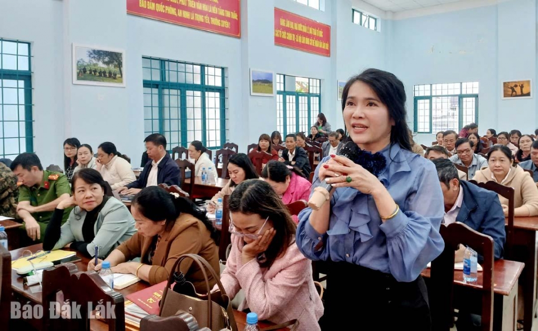 Hiệu trưởng Trường Tiểu học Lê Lai Dương Vân Anh phát biểu tại hội nghị 