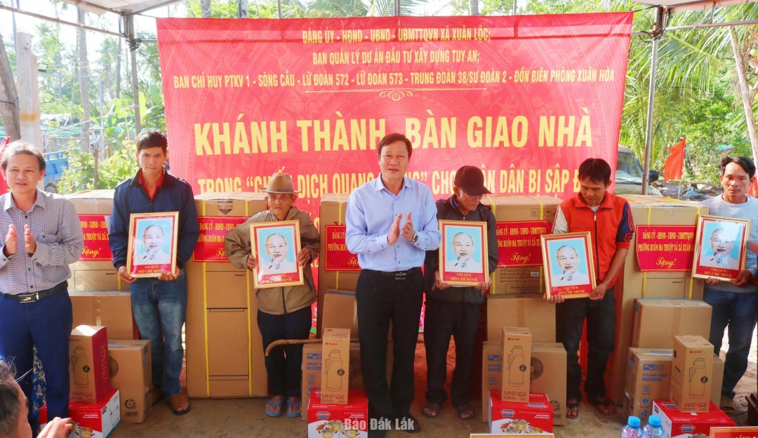 Ủy viên Ban Thường vụ Tỉnh ủy, Bí thư Đảng ủy, Chủ tịch HĐND phường Buôn Ma Thuột Trần Phú Hùng trao quà cho người dân xã Xuân Lộc.