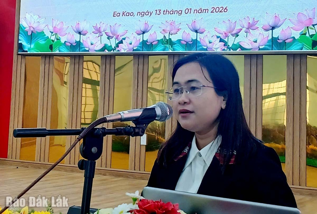 Chủ tịch Ủy ban MTTQ Việt Nam phường Ea Kao H Hương Bkông phát biểu khai mạc hội nghị