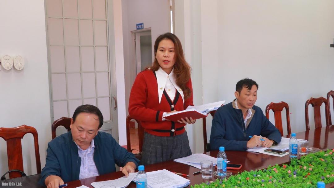 Thành viên đoàn giám sát góp ý về công tác chuẩn bị bầu cử tại xã Yang Mao.