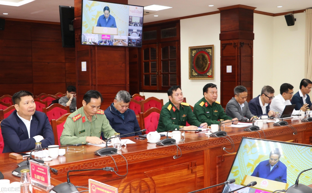 Lãnh đạo các sở, ngành theo dõi Hội nghị tại điểm cầu tỉnh Đắk Lắk