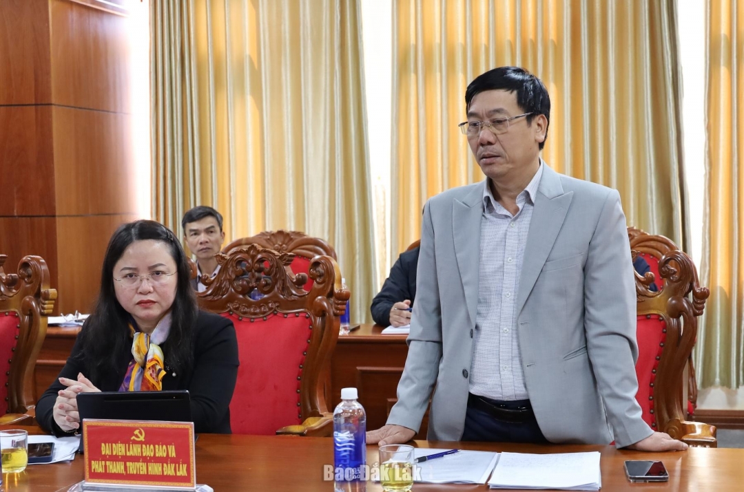 Đồng chí Trần Văn Hiền, Phó GIám đốc Báo và Phát thanh, Truyền hình Đắk Lắk phát biểu ý kiến.