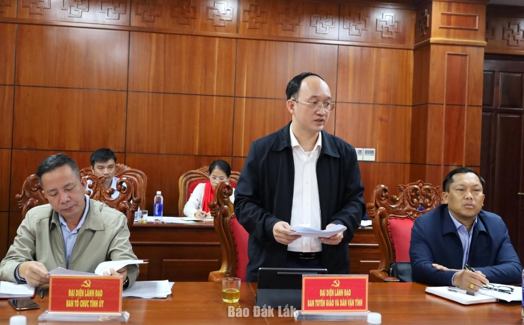 Đồng chí Trần Minh Trí, Phó Trưởng Ban Tuyên giáo và Dân vận Tỉnh ủy phát biểu ý kiến.