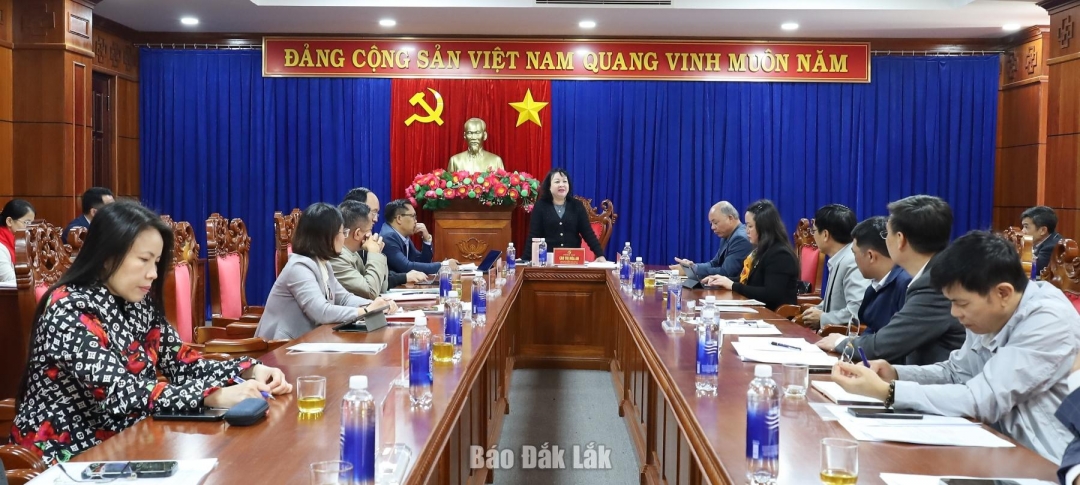 Đồng chí Cao Thị Hòa An, Phó Bí thư Thường trực Tỉnh ủy, Chủ tịch HĐND tỉnh chủ trì buổi làm việc với Ban Giám đốc Báo và Phát thanh, Truyền hình Đắk Lắk.