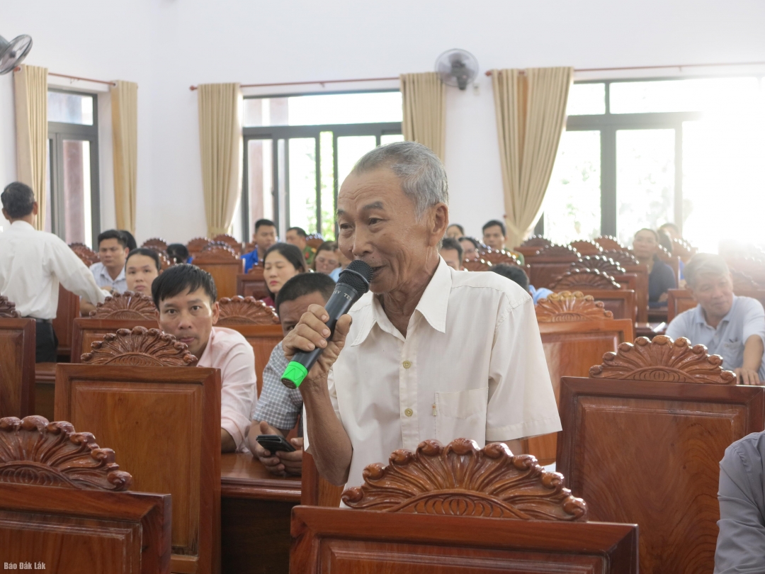 Cử tri phường Đông Hòa nêu ý kiến tại hội nghị tiếp xúc cử tri.