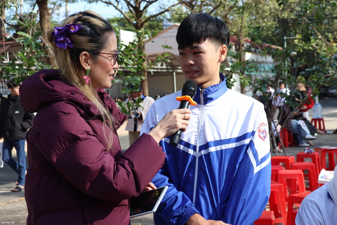 Học sinh đặt câu hỏi về việc chọn ngành học tại chương trình.