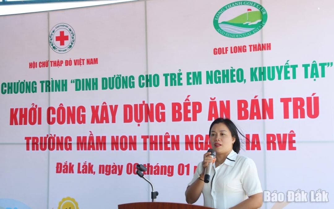 Cô giáo Huỳnh Thị Bích Vân, Hiệu trưởng Trường Mầm non Thiên Nga phát biểu tại buổi lễ.