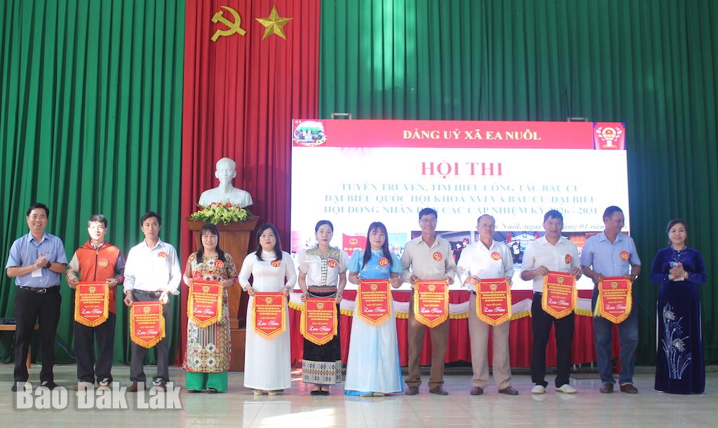 Ban Tổ chức tặng cờ lưu niệm cho các Đội thi.