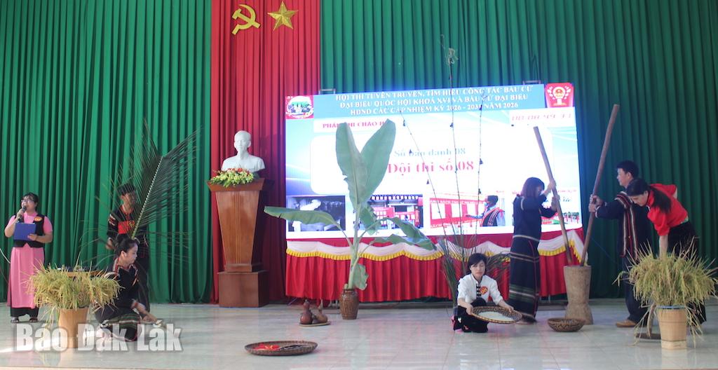 Phần thi Chào hỏi bằng hình thức sân khấu hoá đặc điểm tình hình kinh tế xã hội của Đội thi số 8.