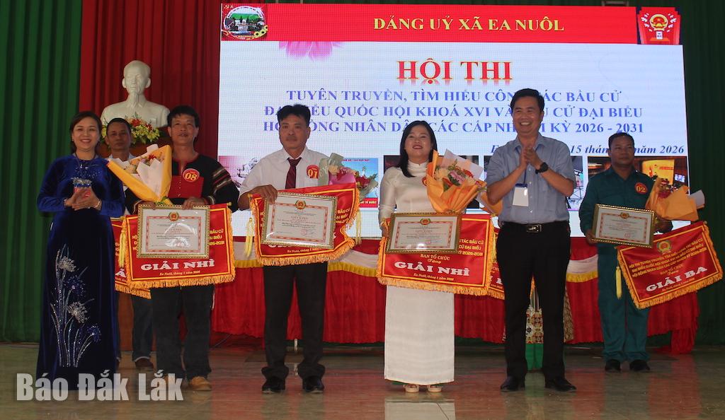 Ban tổ chức trao giải Nhất, Nhì cho các Đội thi xuất sắc