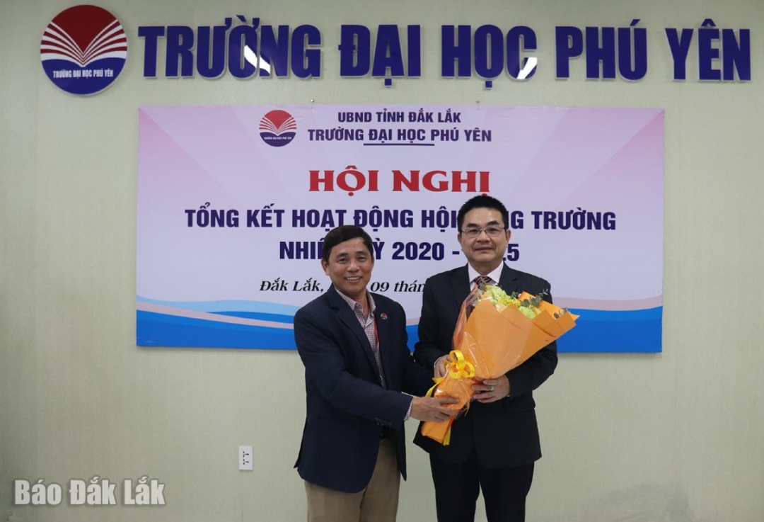 Thầy Trần Lăng, Hiệu trưởng Trường Đại học Phú Yên tặng hoa cho ông Lê Đức Thoang, Chủ tịch Hội đồng trường nhiệm kỳ 2020 - 2025.