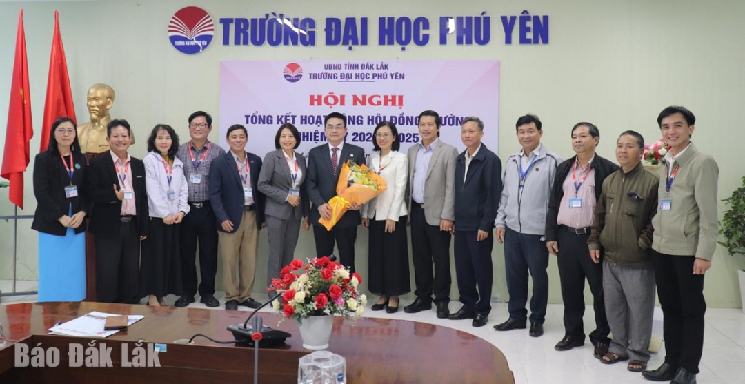 Các thành viên Hội đồng trường chụp ảnh lưu niệm cùng lãnh đạo nhà trường.