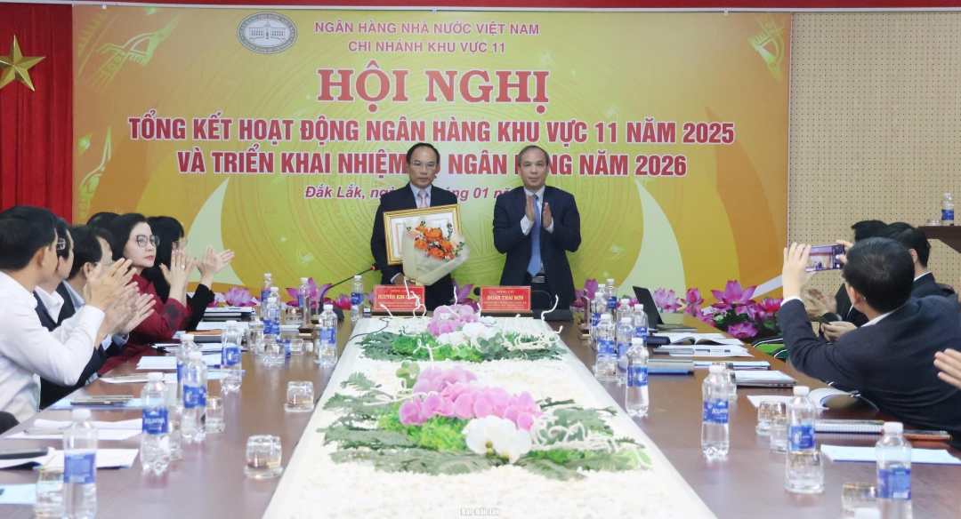 Phó Thống đốc Thường trực NHNN Việt Nam Đoàn Thái Sơn tặng Bằng khen cho NHNN Khu vực 11