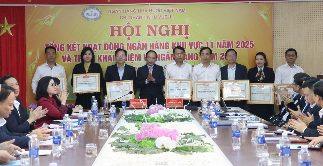 Ngân hàng Nhà nước Khu vực 11 tặng Giấy khen cho các tổ chức tín dụng