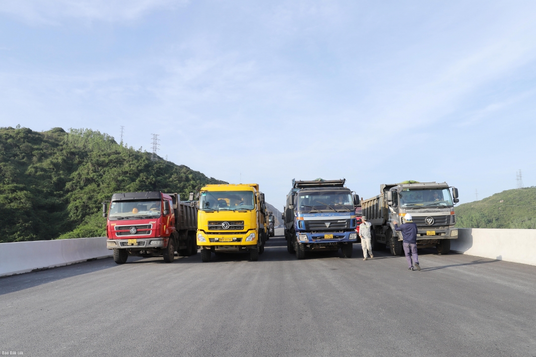 Các đơn vị tiến hành thử tải trên cầu Kỳ Lộ qua cao tốc.