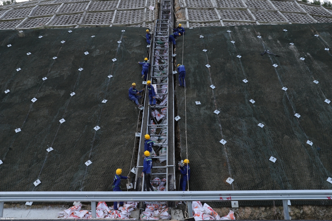 Các đơn vị đẩy nhanh tiến độ thi công hoàn thiện hệ thống lưới bảo vệ trên tuyến.
