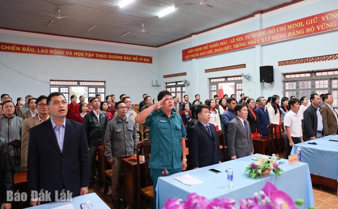 toàn thể cán bộ, đảng viên, công chức, viên chức và người lao động thuộc Đảng ủy - HĐND - UBND - Ủy ban MTTQ Việt Nam và các tổ chức chính trị - xã hội xã Ea Kly cùng thực hiện nghi thức chào cờ và hát quốc ca.