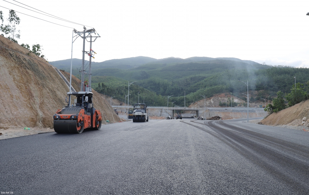 Các đơn vị đang tiếp tục thảm nhựa tại các nút giao.