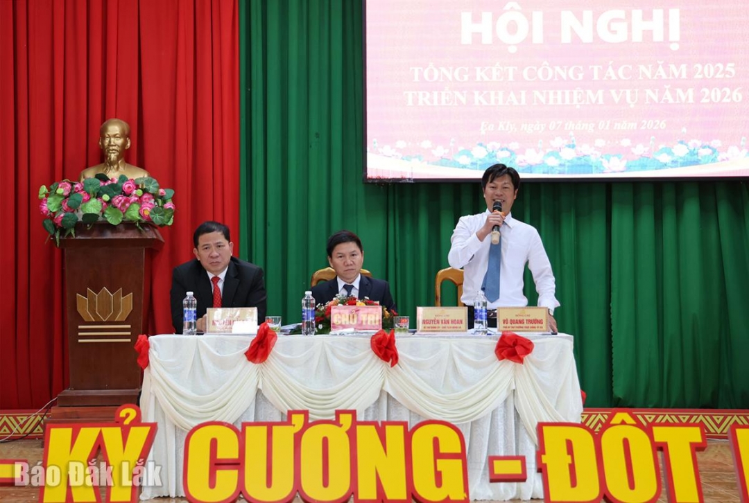 Lãnh đạo Đảng ủy xã Ea Kly chủ trì hội nghị.