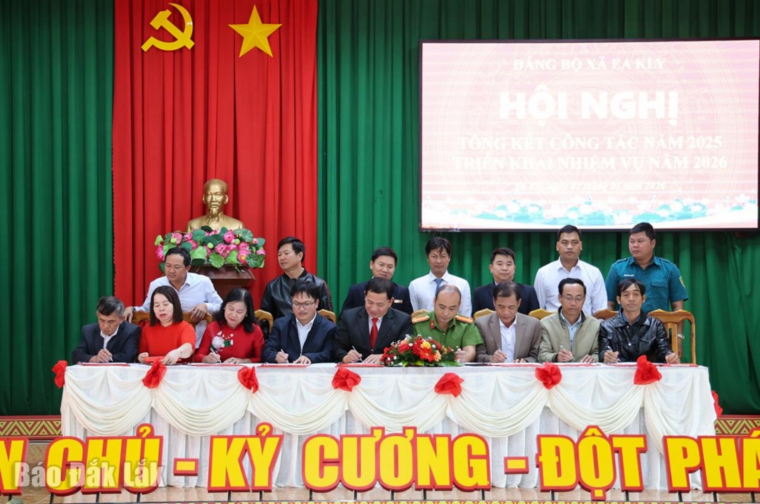 Đại diện các tổ chức cơ sở đảng ký kết thi đua năm 2026.