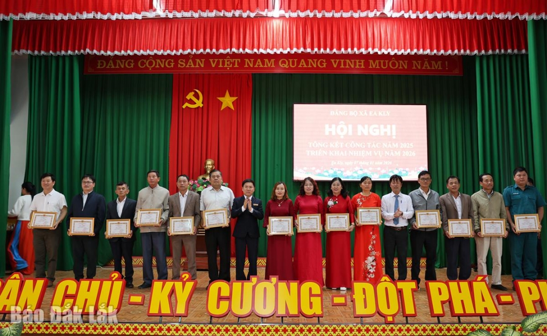 Ban Thường vụ Đảng ủy xã Ea Kly khen thưởng các tập thể hoàn thành xuất sắc nhiệm vụ năm 2025.