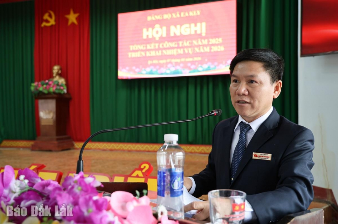 Bí thư Đảng ủy, Chủ tịch HĐND xã Ea Kly Nguyễn Văn Hoan phát biểu chỉ đạo hội nghị.