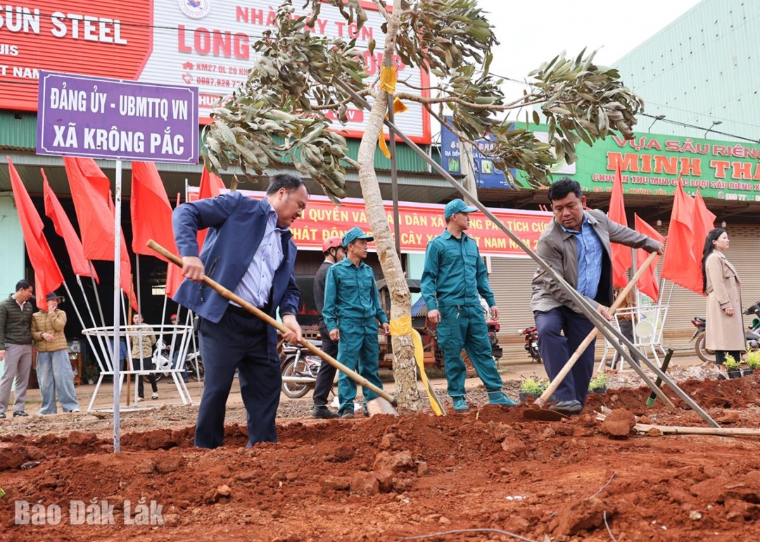 Bí thư Đảng ủy, Chủ tịch HĐND xã Krông Pắc Phạm Văn Lập; Phó Bí thư Thường trực Đảng uỷ xã Krông Pắc Y Djoang Niê trồng cây chuông vàng tại Khu dân cư Thái Bình Dương.