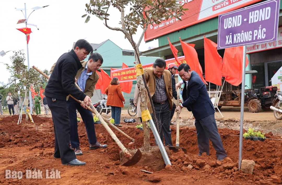 Lãnh đạo UBND xã cùng tham gia trồng cây sau lễ phát động.