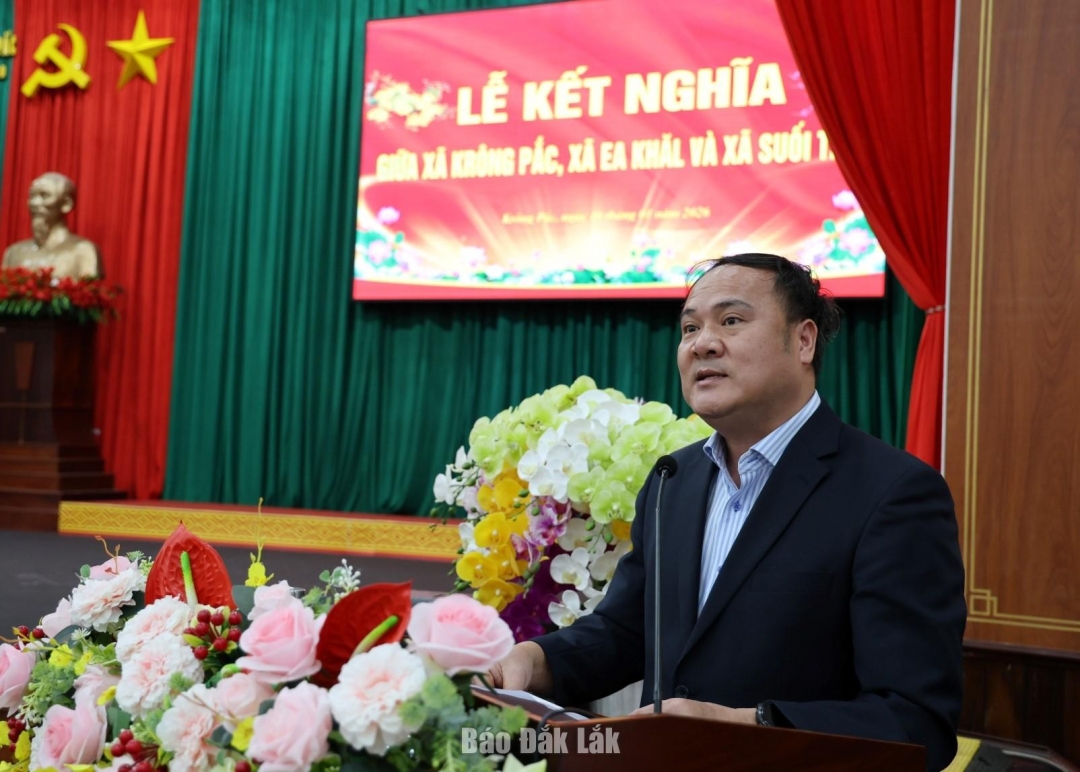 Bí thư Đảng ủy, Chủ tịch HĐND xã Krông Pắc Phạm Văn Lập phát biểu tại buổi lễ.