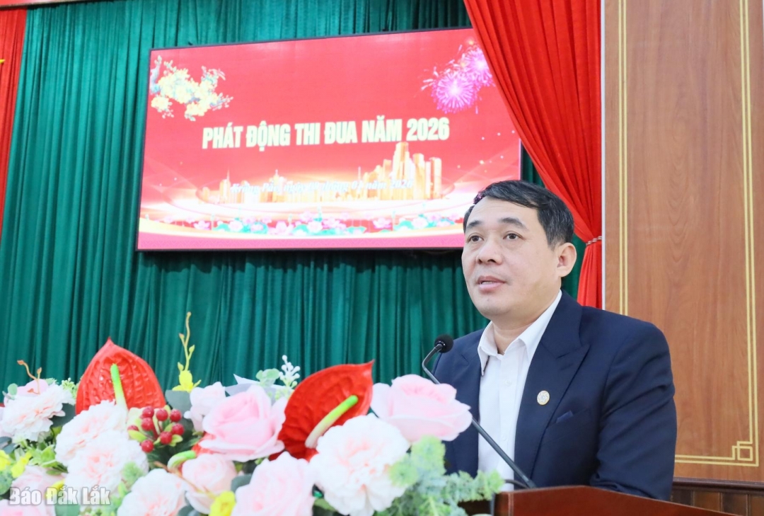 Chủ tịch UBND xã Lại Đức Đại phát động phong trào thi đua tại hội nghị.