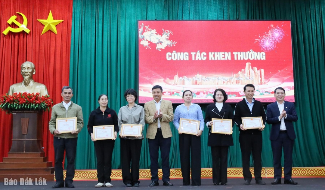 UBND xã Krông Pắc tặng giấy khen các tập thể và cá nhân hoàn thành xuất sắc nhiệm vụ năm 2025.