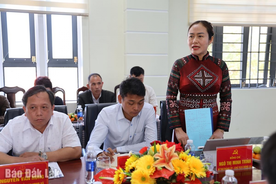 Bí thư Đảng ủy, Chủ tịch HĐND xã Ea Knuếc Ngô Thị Minh Trinh báo cáo các nội dung công tác chuẩn bị bầu cử.