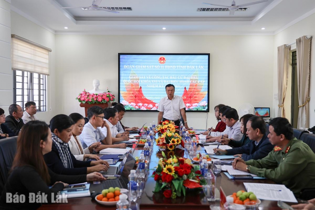 Các đại biểu tham gia buổi giám sát công tác chuẩn bị bầu cử tại xã Ea Knuếc.