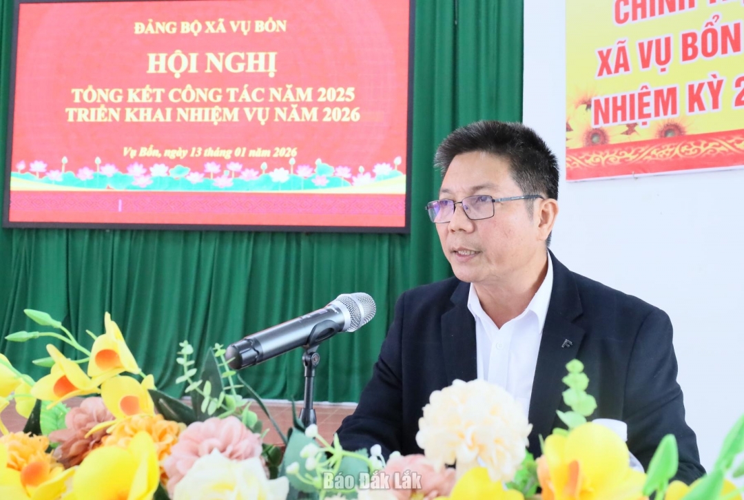 Phó Bí thư Đảng ủy, Chủ tịch UBND xã Nguyễn Huy Hoàng phát động thi đua.