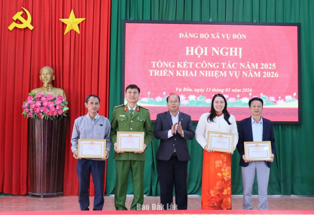 Bí thư Đảng ủy, Chủ tịch HĐND xã Y Klốk Byă trao giấy khen cho các tổ chức cơ sở đảng hoàn thành xuất sắc nhiệm vụ.