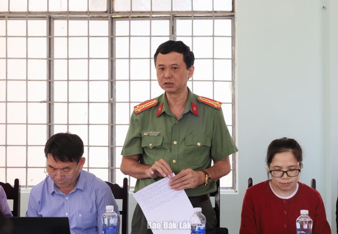 Thành viên của đoàn giám sát phát biểu ý kiến.