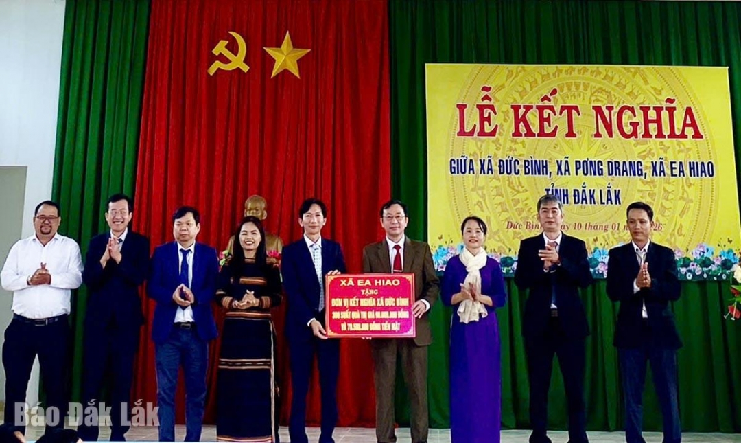 Các xã kết nghĩa trao quà hỗ trợ cho xã Đức Bình.