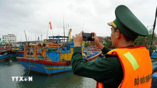 Bộ đội biên phòng tỉnh Gia Lai thường xuyên kiểm tra, ghi lại hình ảnh vị trí neo đậu của tàu cá 3 không. Ảnh: TTXVN