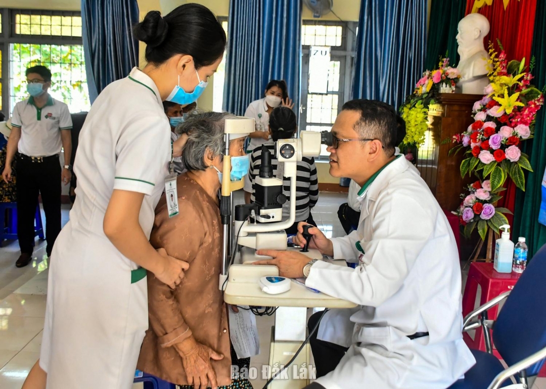 Khám mắt cho người dân.
