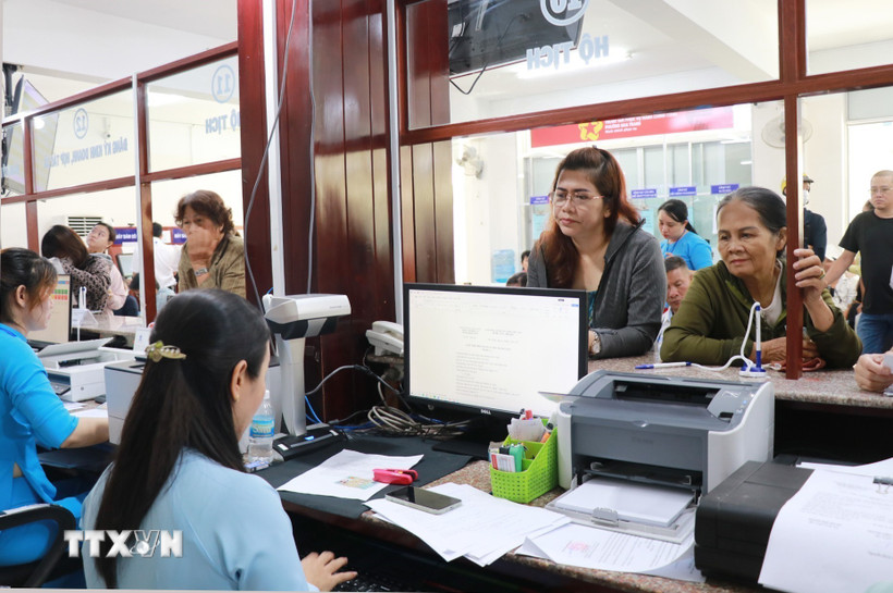 Người dân liên hệ bộ phận một cửa giải quyết các vấn đề liên quan hộ tịch ở phường Nha Trang, tỉnh Khánh Hòa trong ngày làm việc đầu tiên của chính quyền 2 cấp. Ảnh: TTXVN