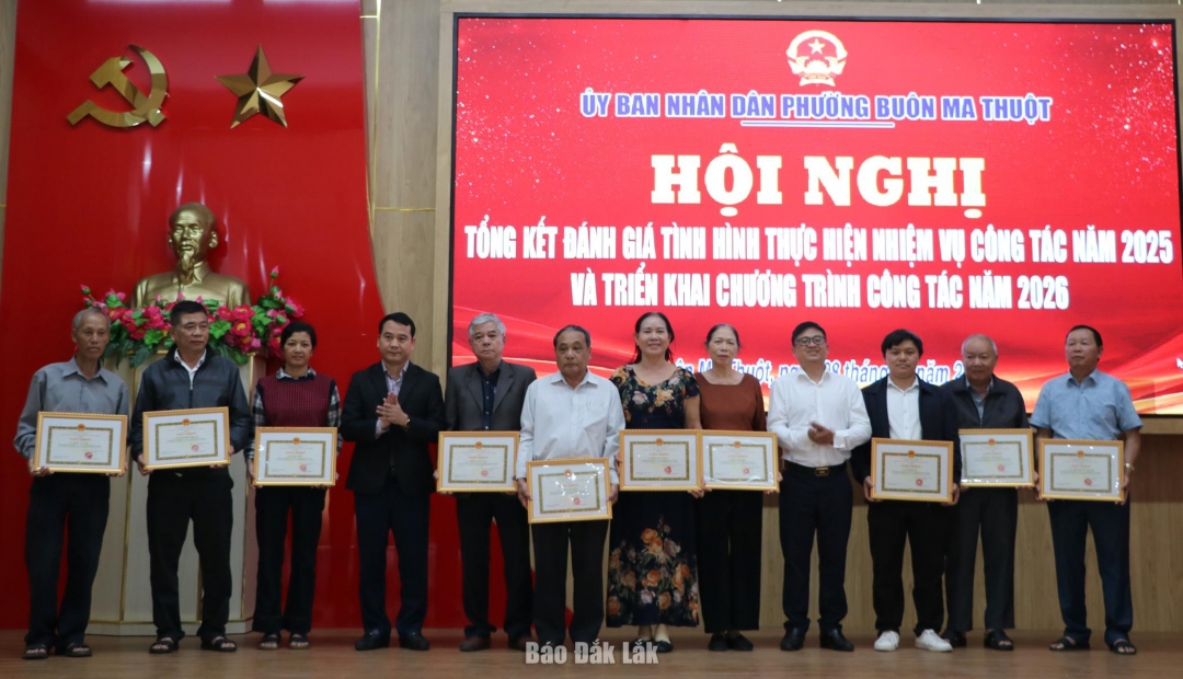 Phó Bí thư Thường trực Đảng ủy Phường Buôn Ma Thuột Nguyễn Văn Bình và Phó Chủ tịch UBND phường Buôn Ma Thuột Nguyễn Hữu Chí tặng giấy khen cho các cá nhân có thành tích xuất sắc trong thực hiện nhiệm vụ công tác năm 2025.