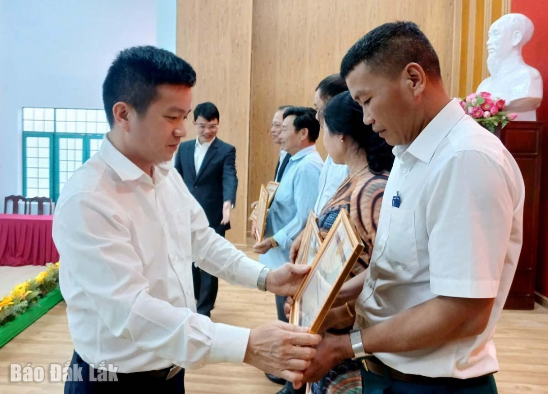 Phó Trưởng Ban Tuyên giáo và Dân vận Tỉnh ủy trao giấy khen cho các cá nhân xuất sắc