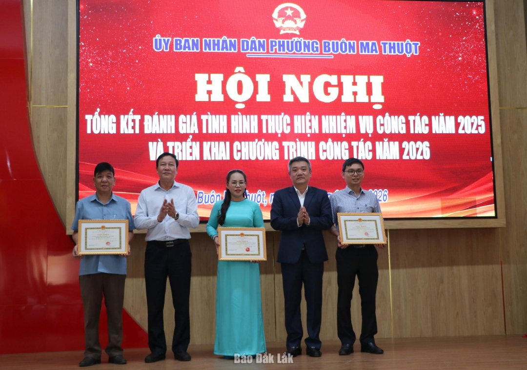 tặng giấy khen cho các tập thể có thành tích xuất sắc trong thực hiện nhiệm vụ công tác năm 2025.