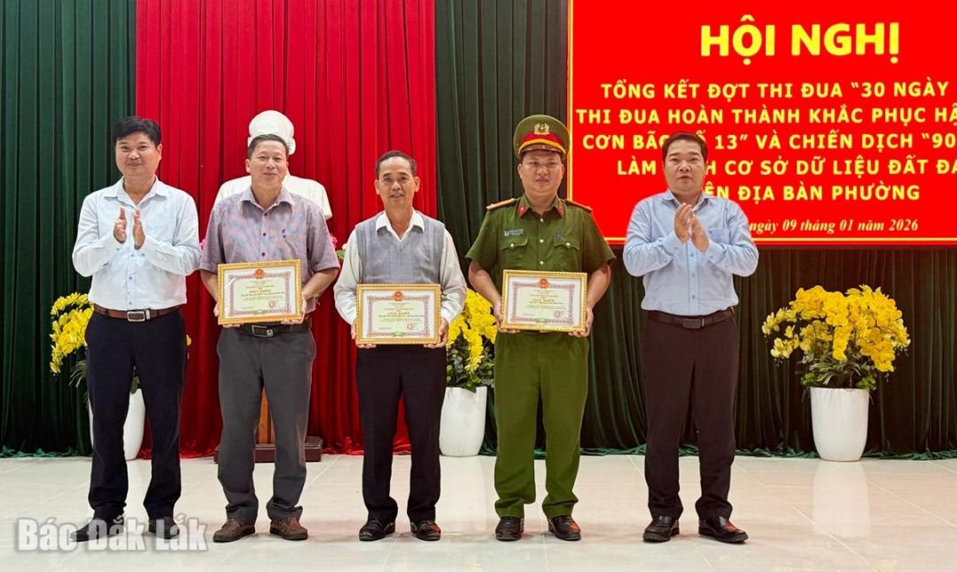 UBND phường tặng giấy khen cho 3 tập thể có nhiều đóng góp nổi bật trong chiến dịch “90 ngày”.