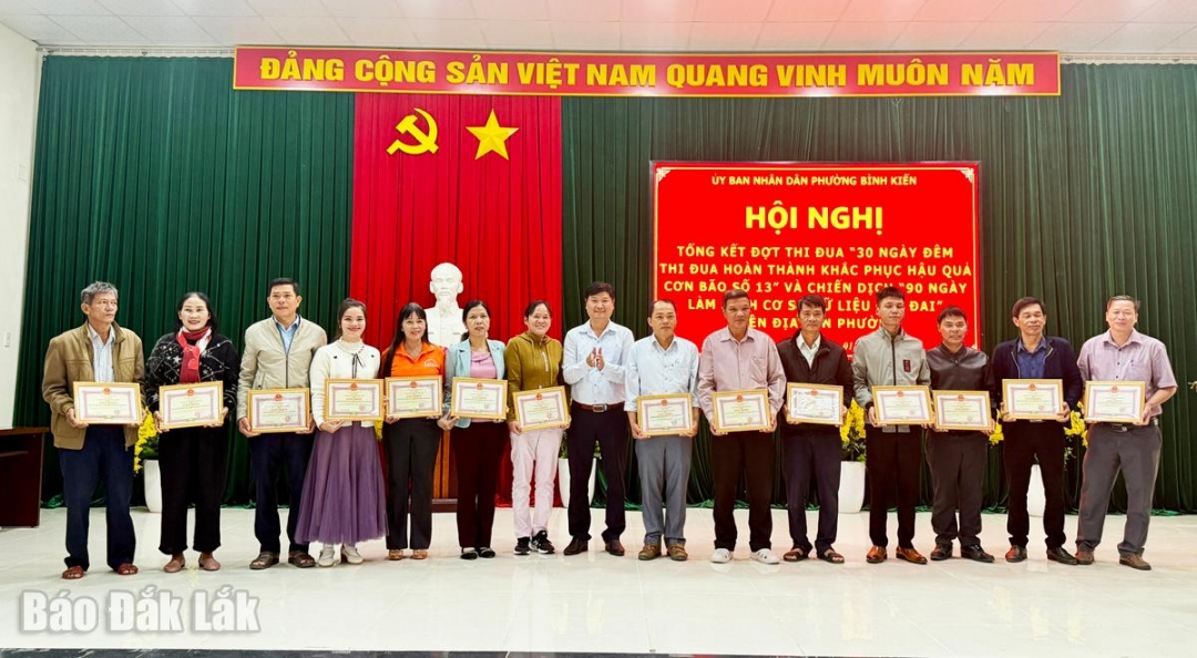 UBND phường khen thưởng các tập thể có thành tích xuất sắc trong đợt thi đua 30 ngày đêm.