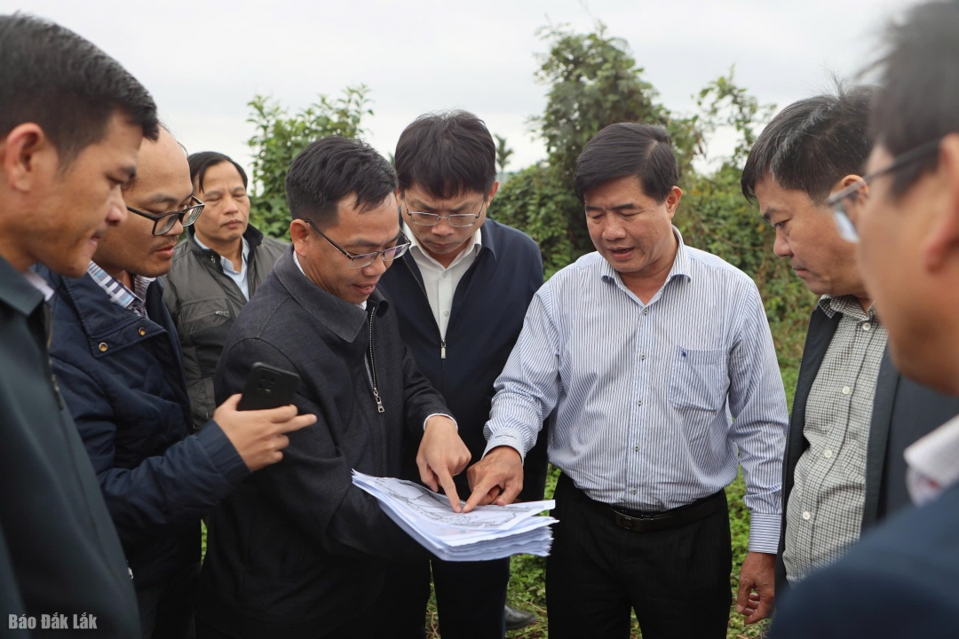 Đoàn công tác của Phó Chủ tịch UBND tỉnh Nguyễn Thiên Văn kiểm tra thực địa một trong số các điểm sạt lở tại xã Cư Pui.