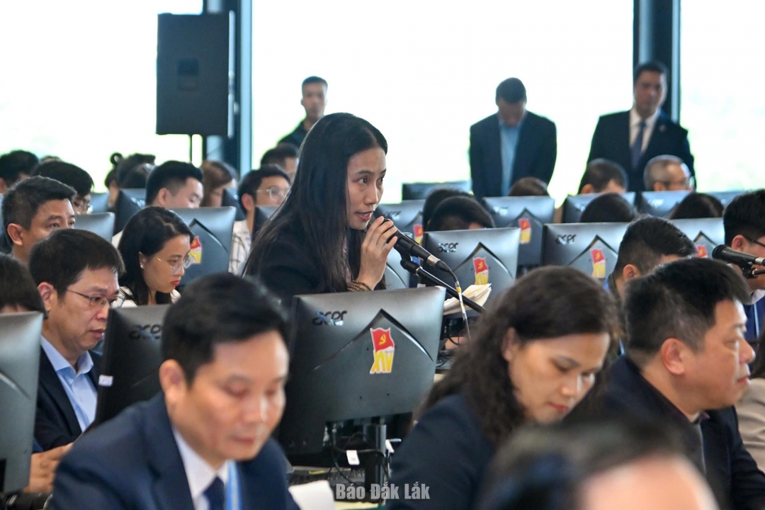 Một nhà báo đặt câu hỏi tại họp báo. Ảnh: Duy Linh