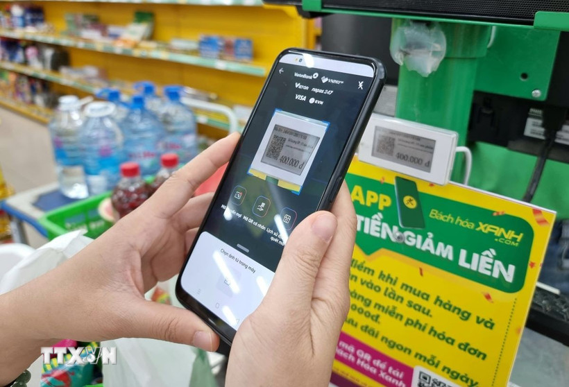 Thanh toán không dùng tiền mặt. Ảnh: TTXVN