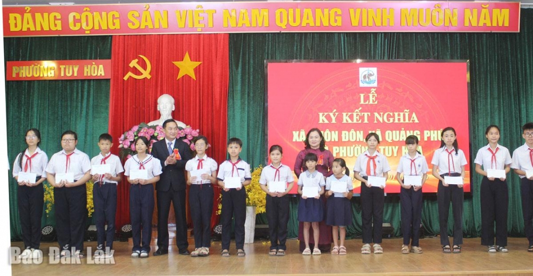 Các đơn vị kết nghĩa trao tặng quà cho các em học sinh phường Tuy Hòa